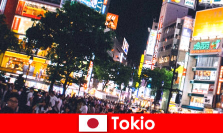 Tokió a tökéletes éjszakai élet a nyaralók a villódzó neon fény város