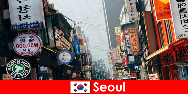 Szöul Koreában az izgalmas város a fények és a reklám az éjszakai turisták