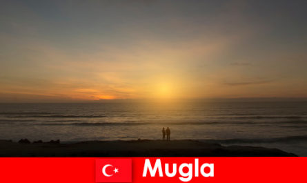 Nyári kirándulás Mugla Törökország festői öblök szív turisták szerelmes
