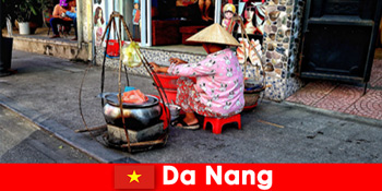 Idegenek merülnek el a Da Nang Vietnam utcai ételeinek világában