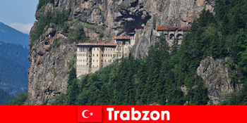 A törökországi Trabzon ősi kolostorromjai kíváncsi turistákat hívnak meg
