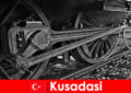 Hobbi turisták látogatják meg a régi mozdonyok szabadtéri múzeumát Kusadasi Törökországban