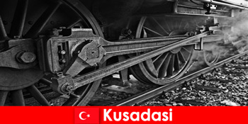 Hobbi turisták látogatják meg a régi mozdonyok szabadtéri múzeumát Kusadasi Törökországban