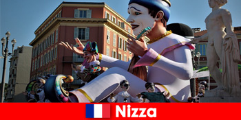 Utazás a karneválisták a családdal a hagyományos karneváli felvonulás Nizza Franciaország