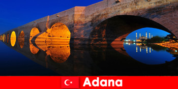 Helyi specialitások Adana Törökországban a világ minden tájáról érkező turistáknak