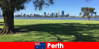 Kalandtúra barátokkal Perth Ausztrália városképén keresztül