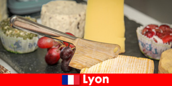 A nyaralók élvezik a kulináris élvezeteket Lyon Franciaországban
