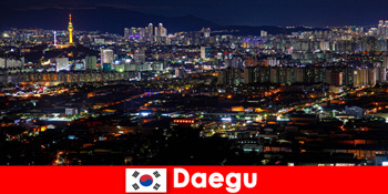 Daegu Dél-Koreában a megaváros a technológia, mint egy oktatási utazás utazó diákok