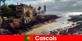 Nyüzsgő fotóturizmus a festői Cascais Portugália városába