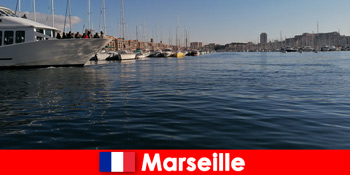 Élvezze az ízletes mediterrán konyhát a turisták számára közvetlenül Marseille franciaországi kikötőjében