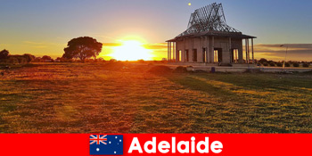 Idegenek fedezik fel Adelaide-et Ausztráliában motorral