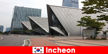 A turisták olyan kontrasztokat tapasztalnak, mint a nagyváros és a hagyomány Incheon Dél-Koreában