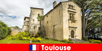 A nyaralók megtapasztalják a történelmet és a modernitást Toulouse-ban Franciaországban